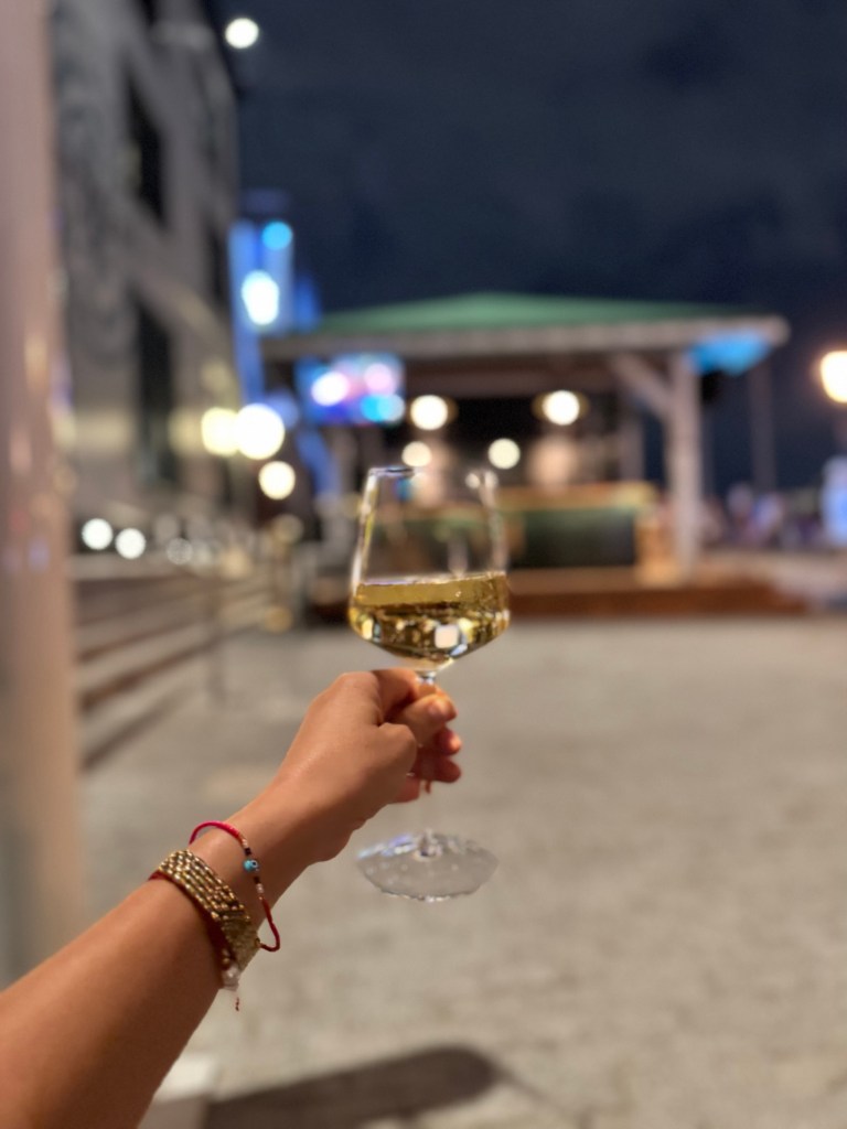 The Tin Building at Pier 17 by Jean Georges   y su bar tiene excelentes opciones de vino por botella y por vaso